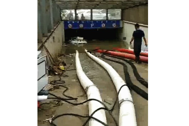 二環(huán)支路沙口路，山東消防兩臺，我們?nèi)_潛水泵同時運行，一切正常了